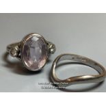 18CT WHITE GOLD WEDDING RING WITH AMETHYST STONE BETWEEN TWO ROUND CUT DIAMONDS, SIZE O, APPROX.