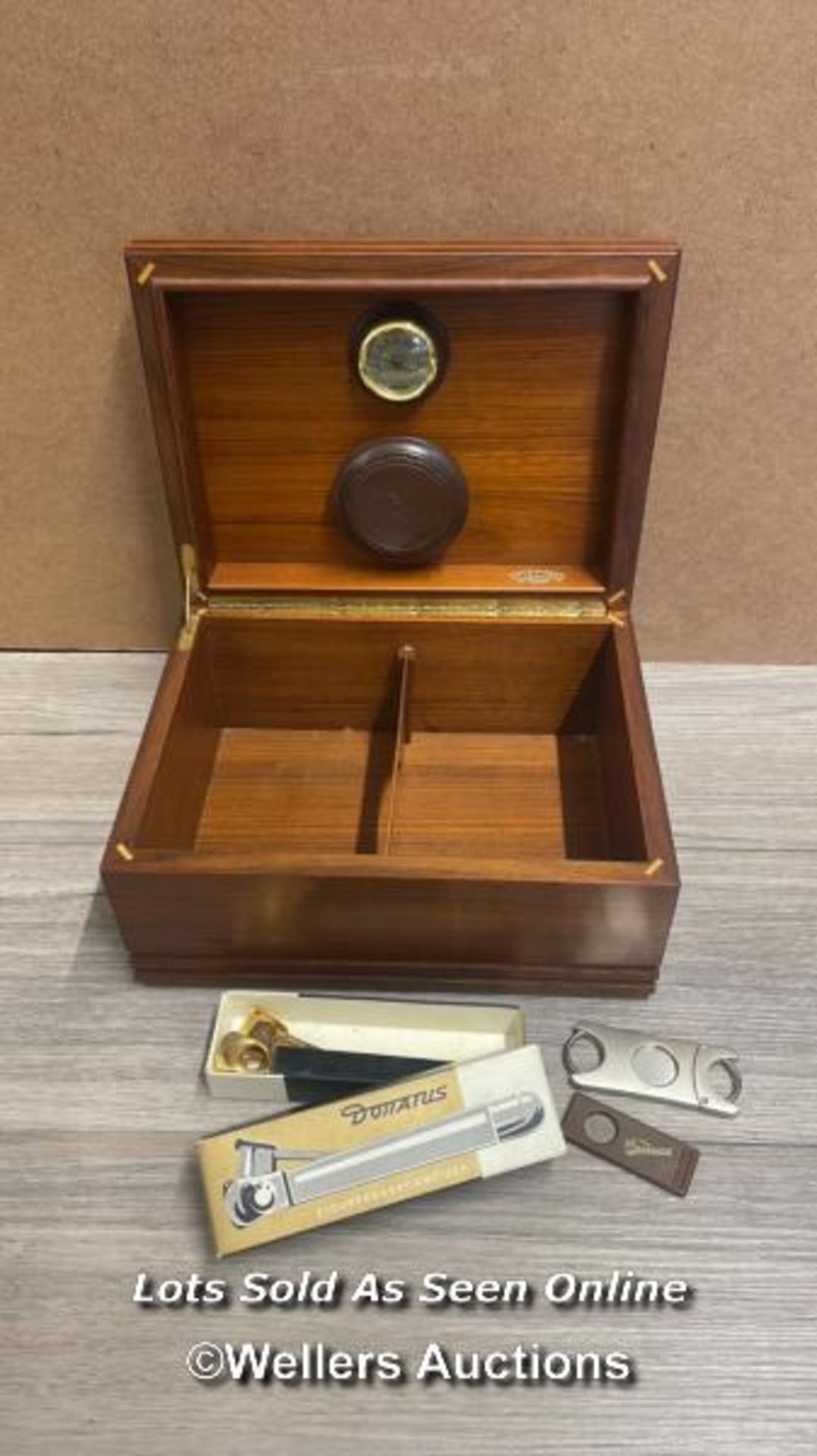A SAVINELLI CIGAR HUMIDOR WITH BOXED DONATUS CIGAR CUTTER AND TWO MORE SMALL CIGAR CUTTERS