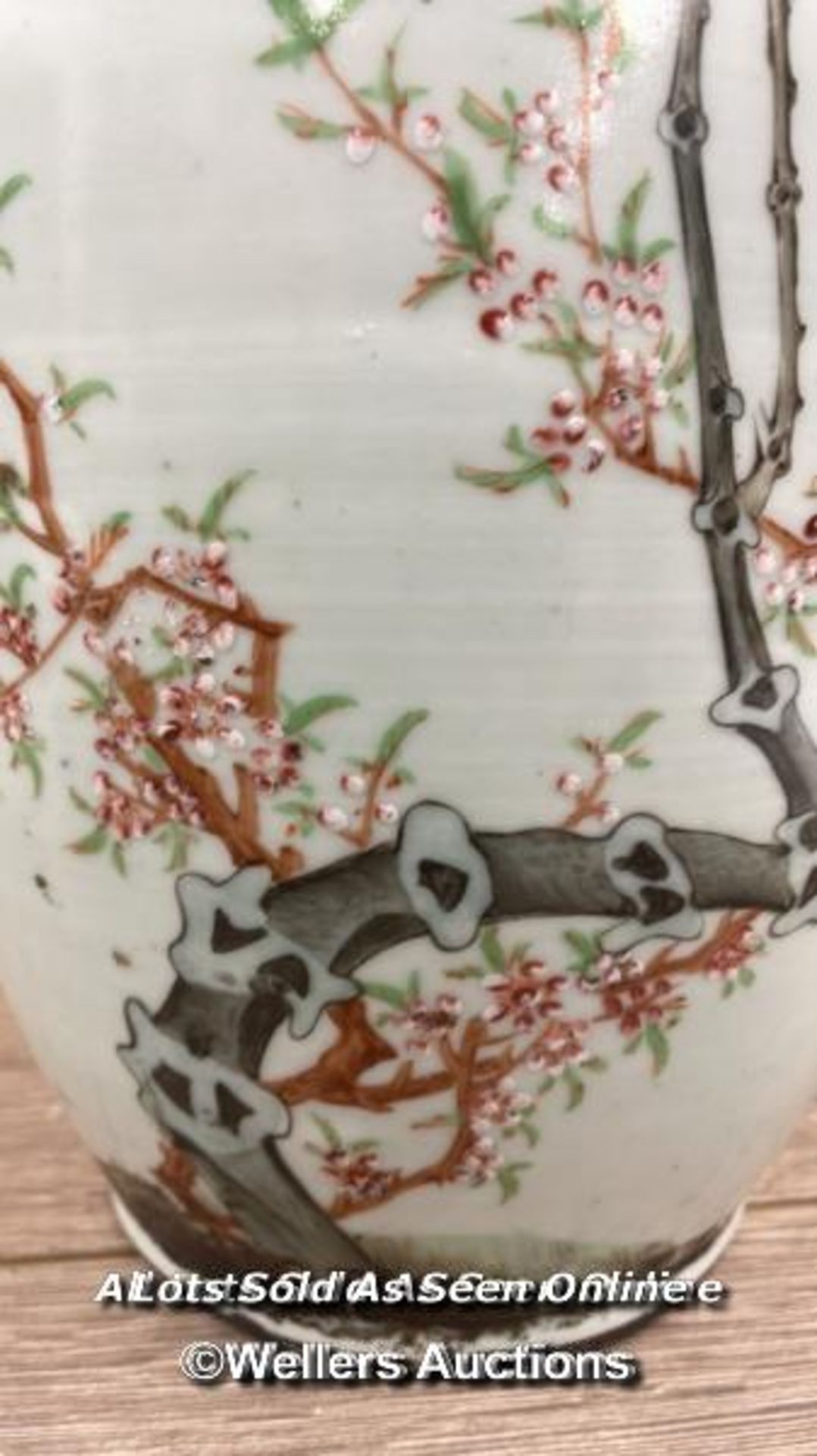 A LARGE JAPANESE VASE DECORATED WITH DETAILED BIRDS AND FLOWERS, DAMAGE TO ONE OF THE FINIALS. - Image 5 of 16