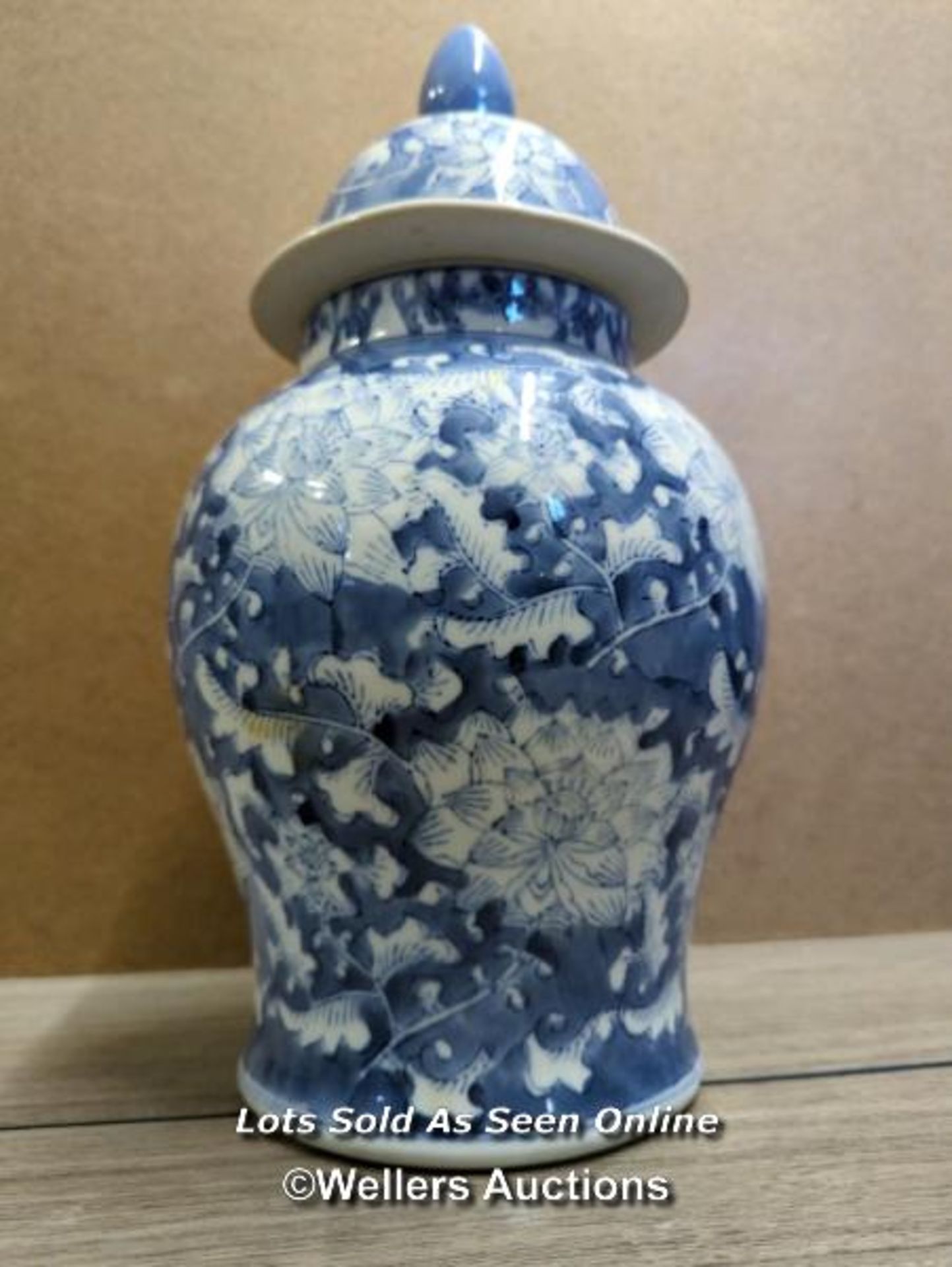 A BLUE AND WHITE CHINESE STYLE LIDDED GINGER JAR, 36CM HIGH - Bild 3 aus 7