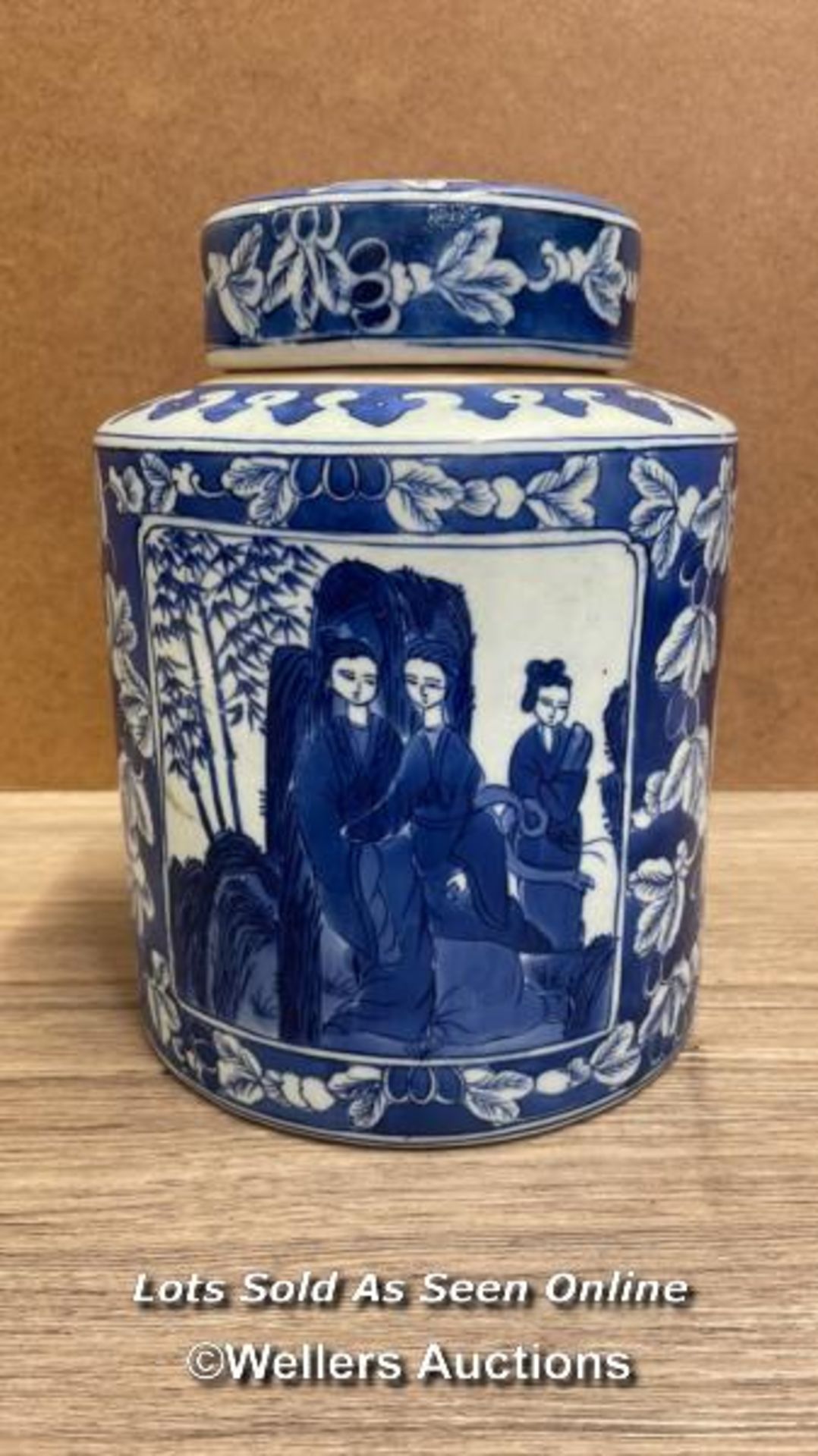 A CHINESE BLUE & WHITE JAR WITH LID, MAKERS STAMP AT THE BASE, VERY GOOD CONDITION. 21CM HIGH (