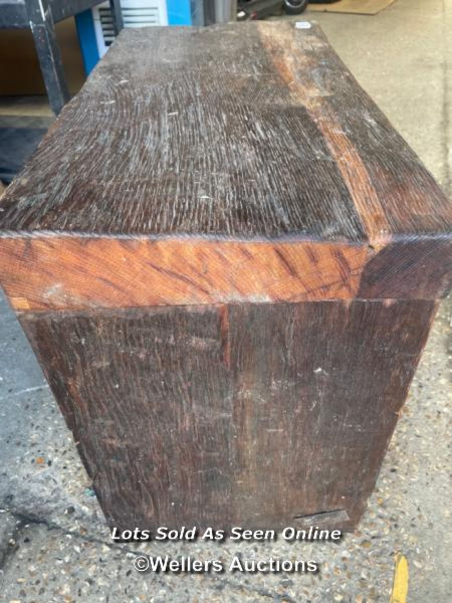 *A SMALL OAK SIDE TABLE, POSSIBLY MISSING A DRAWER. IDEAL FOR RESTORATON. 69 X 51 X 35CM - Image 3 of 6