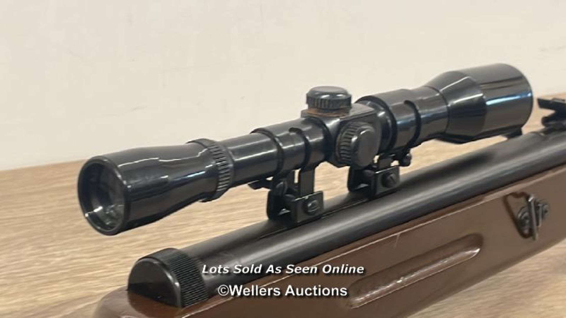 WESLAKE .177 CALIBRE AIR RIFLE WITH SCOPE. 108CM LONG - Image 8 of 8