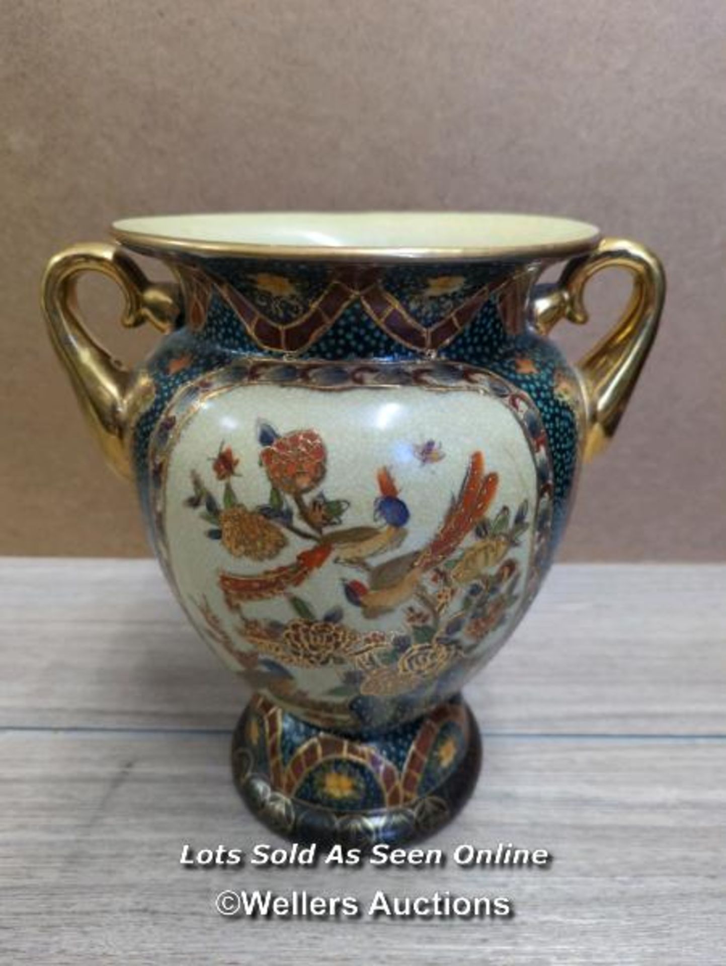 A MODERN CHINESE VASE DECORATED WITH BIRDS, 25.5CM HIGH