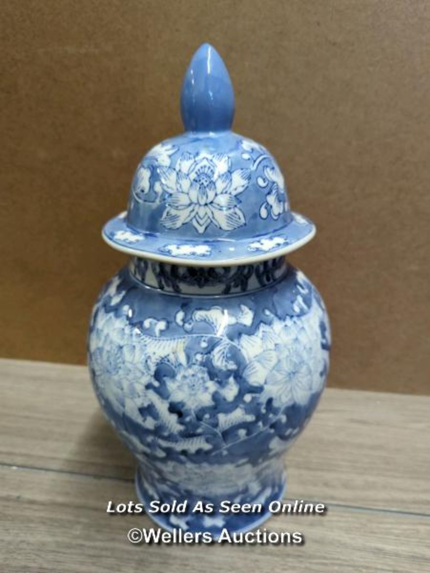 A BLUE AND WHITE CHINESE STYLE LIDDED GINGER JAR, 36CM HIGH - Bild 2 aus 7