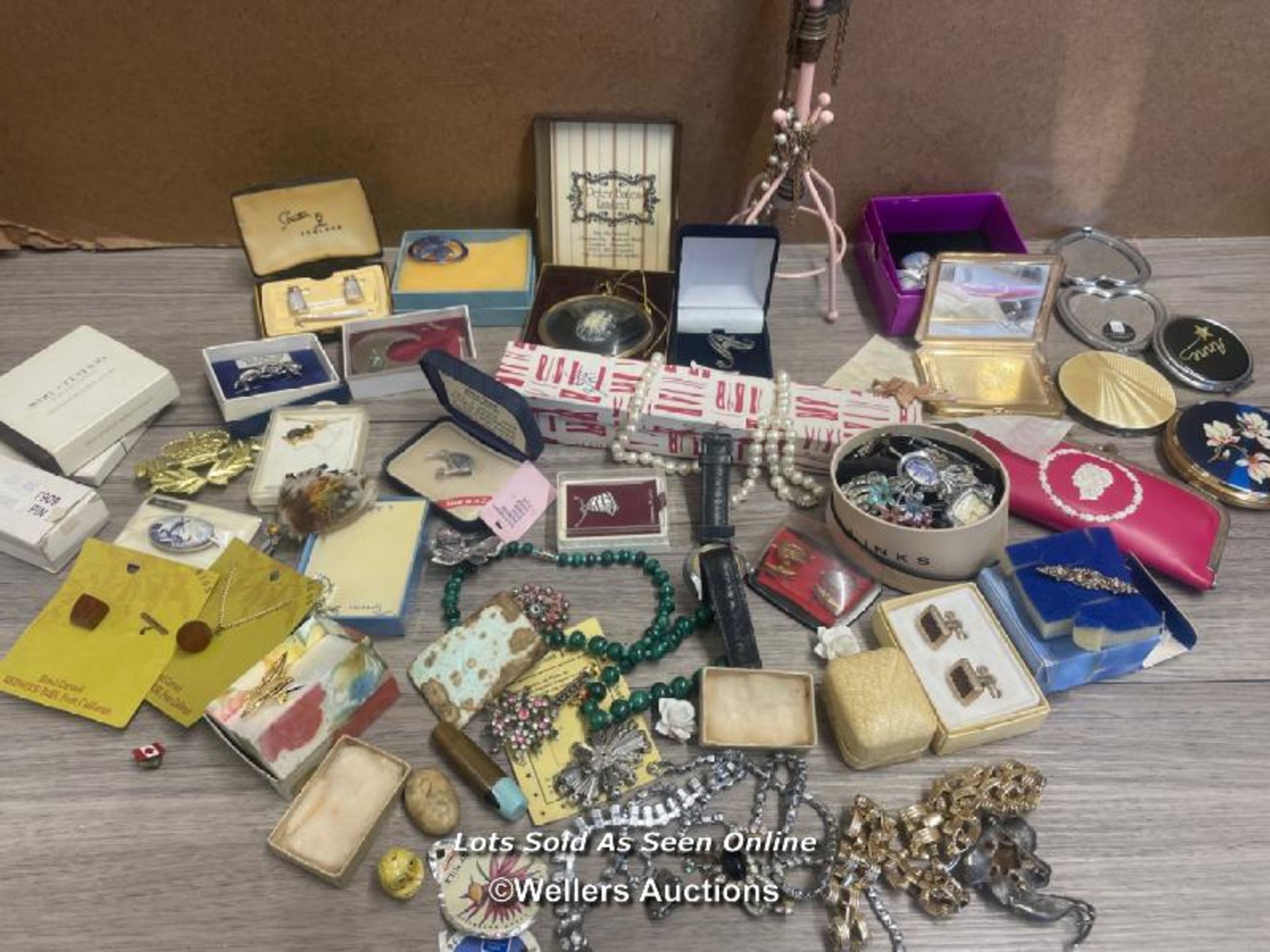 A LARGE QUANTITY OF COSTUME JEWELLERY, COMPACTS AND WATCHES