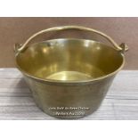 A LARGE BRASS JAM PAN, 14CM HIGH, 28CM DIAMETER