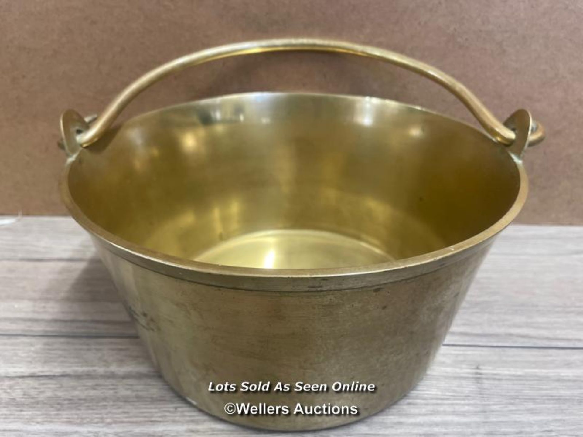 A LARGE BRASS JAM PAN, 14CM HIGH, 28CM DIAMETER