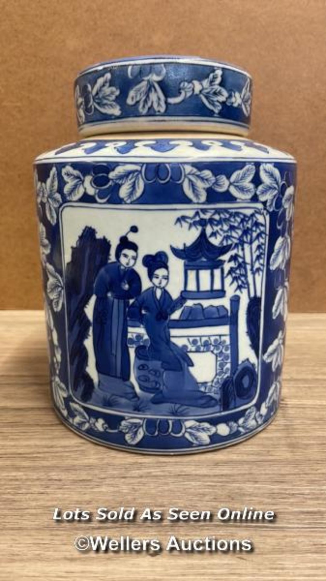 A CHINESE BLUE & WHITE JAR WITH LID, MAKERS STAMP AT THE BASE, VERY GOOD CONDITION. 21CM HIGH ( - Bild 3 aus 10