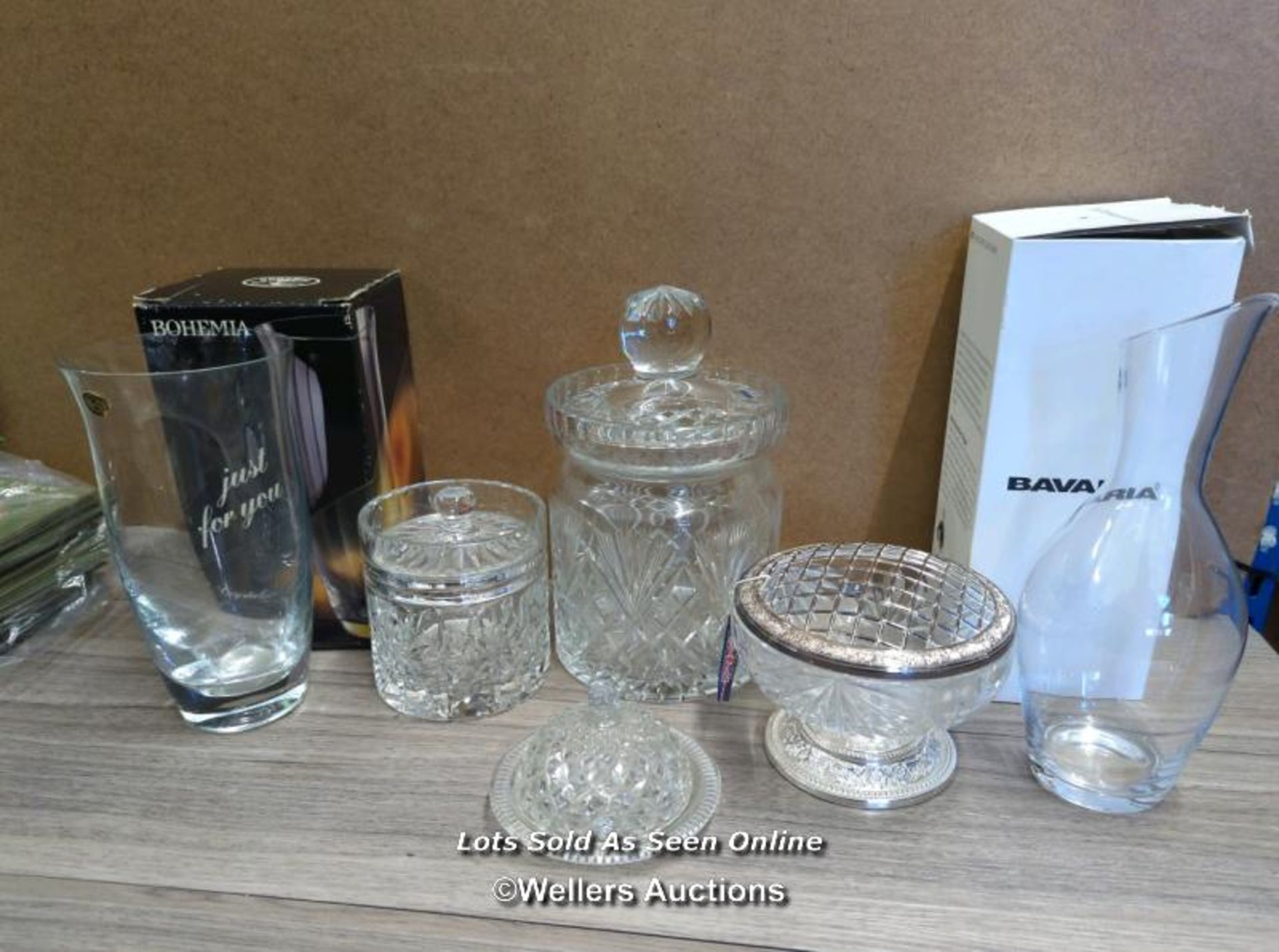 ASSORTED GLASS WARE INCLUDING BOXED BOHEMIA VASE, BOXED BAVARIA WINE CARAFE