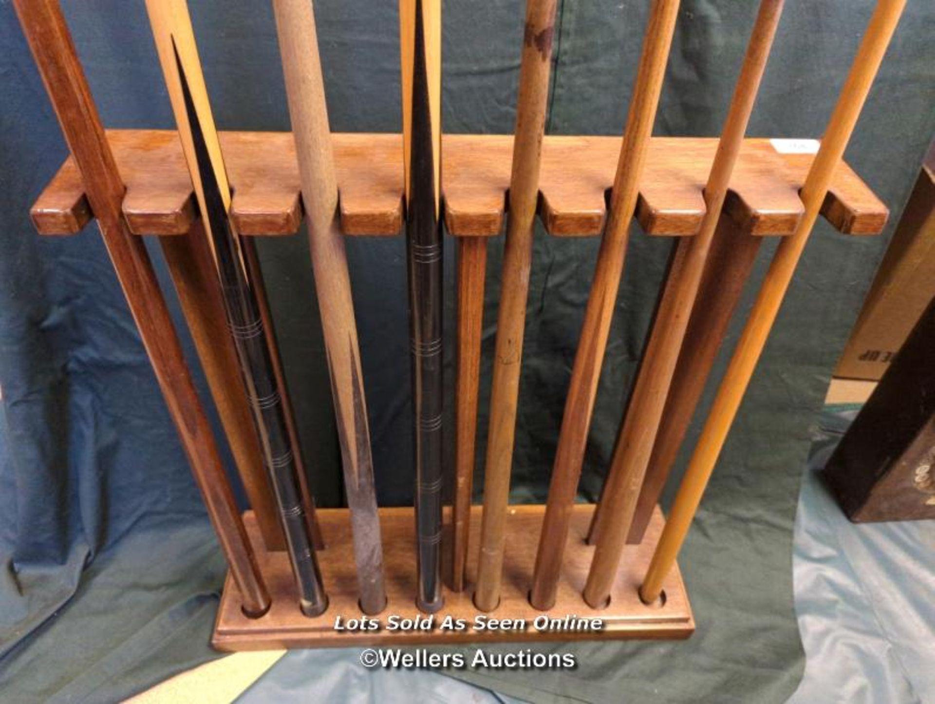 WOODEN 8 CUE RACK / 59CM (W) X 60CM (H) - DOESN'T INCLUDE CUE'S IN PHOTOGRAPH - [THIS LOT WILL NEED - Image 3 of 4