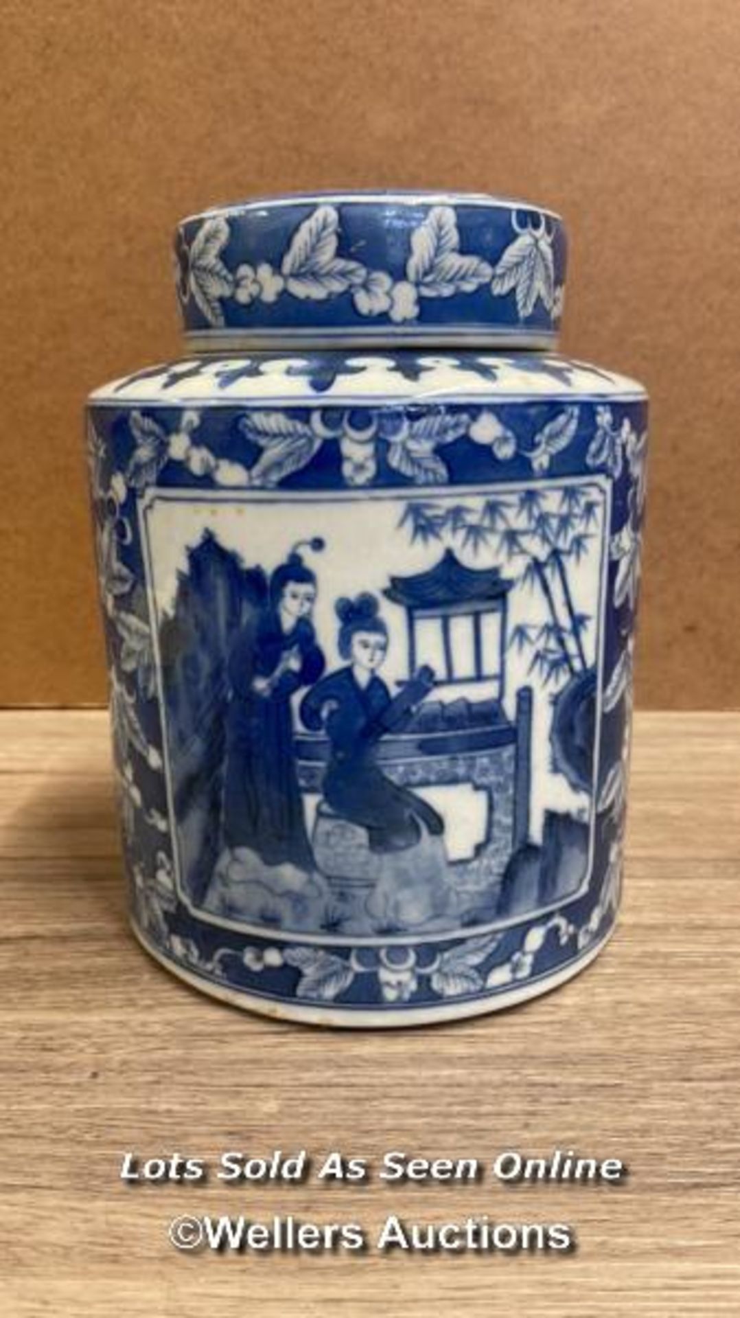 A CHINESE BLUE & WHITE JAR WITH LID, MAKERS STAMP AT THE BASE, VERY GOOD CONDITION. 21CM HIGH