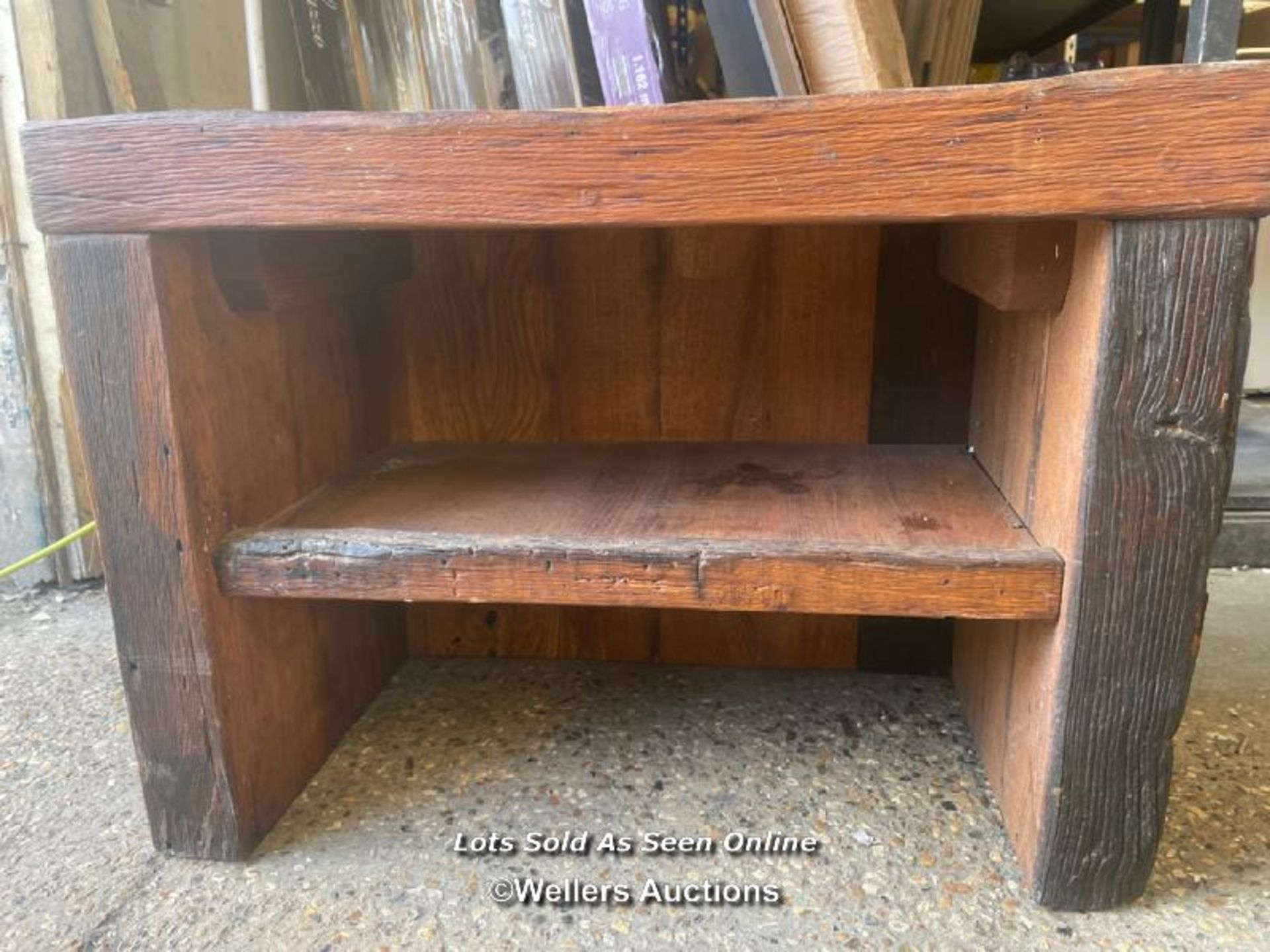 *A SMALL OAK SIDE TABLE, POSSIBLY MISSING A DRAWER. IDEAL FOR RESTORATON. 69 X 51 X 35CM - Image 5 of 6