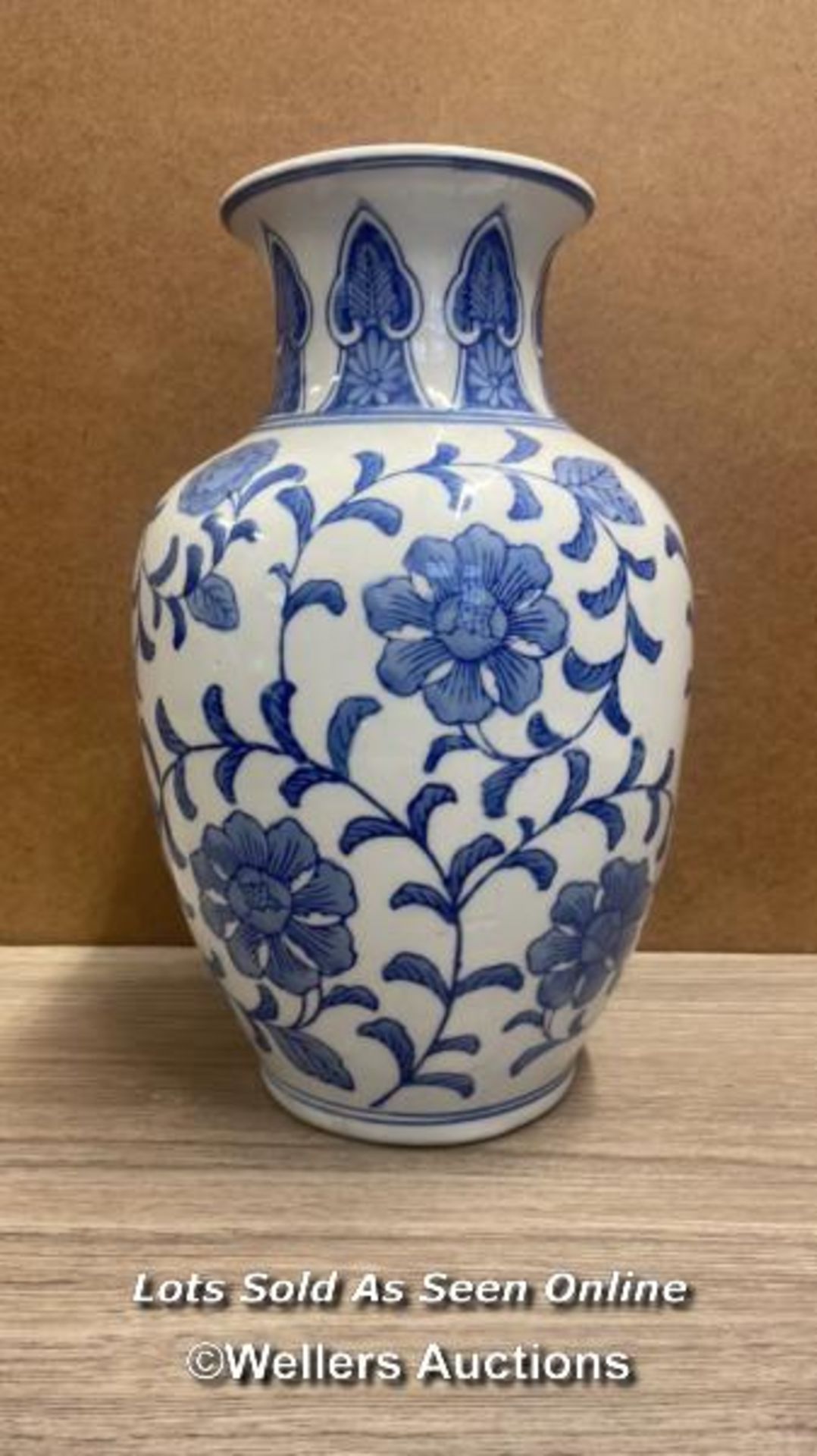 LARGE BLUE & WHITE VASE DECORATED WITH FLOWERS, 30CM HIGH AND SMALL CHINESE BOWL AND POT (3) - Image 2 of 7