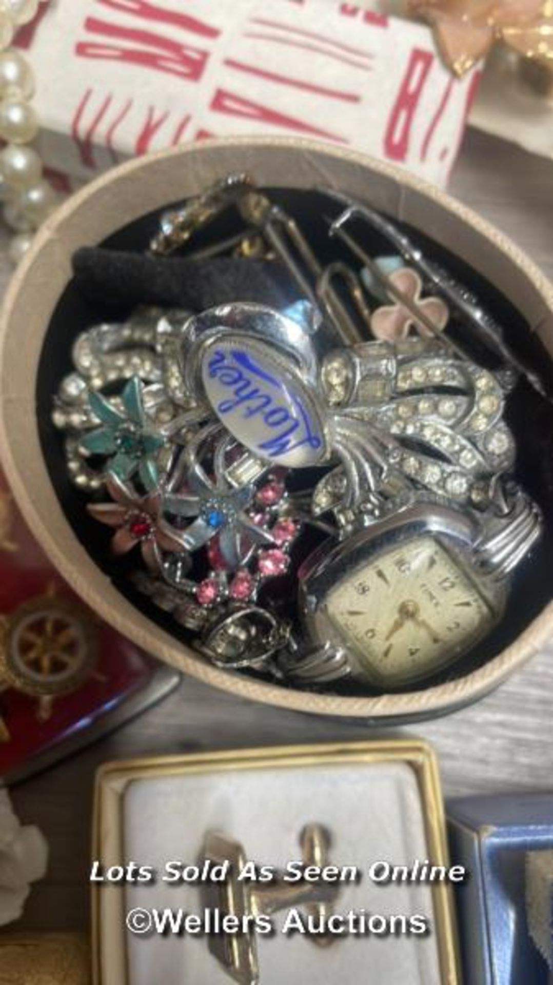A LARGE QUANTITY OF COSTUME JEWELLERY, COMPACTS AND WATCHES - Image 4 of 12