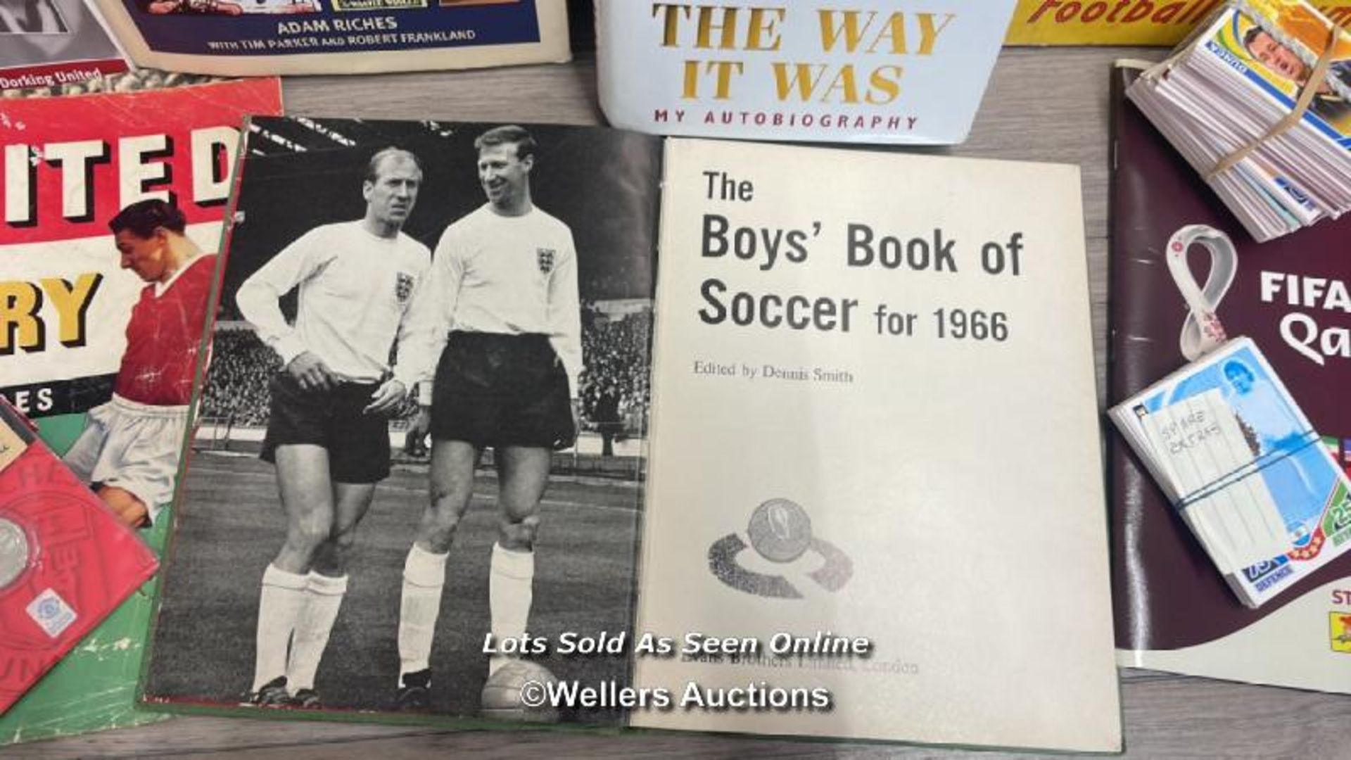 FOOTBALL - A LARGE COLLECTION OF BOOKS, COLLECTABLE CARDS INCLUDING THE BOYS BOOK OF SOCCER 1966, - Image 3 of 11