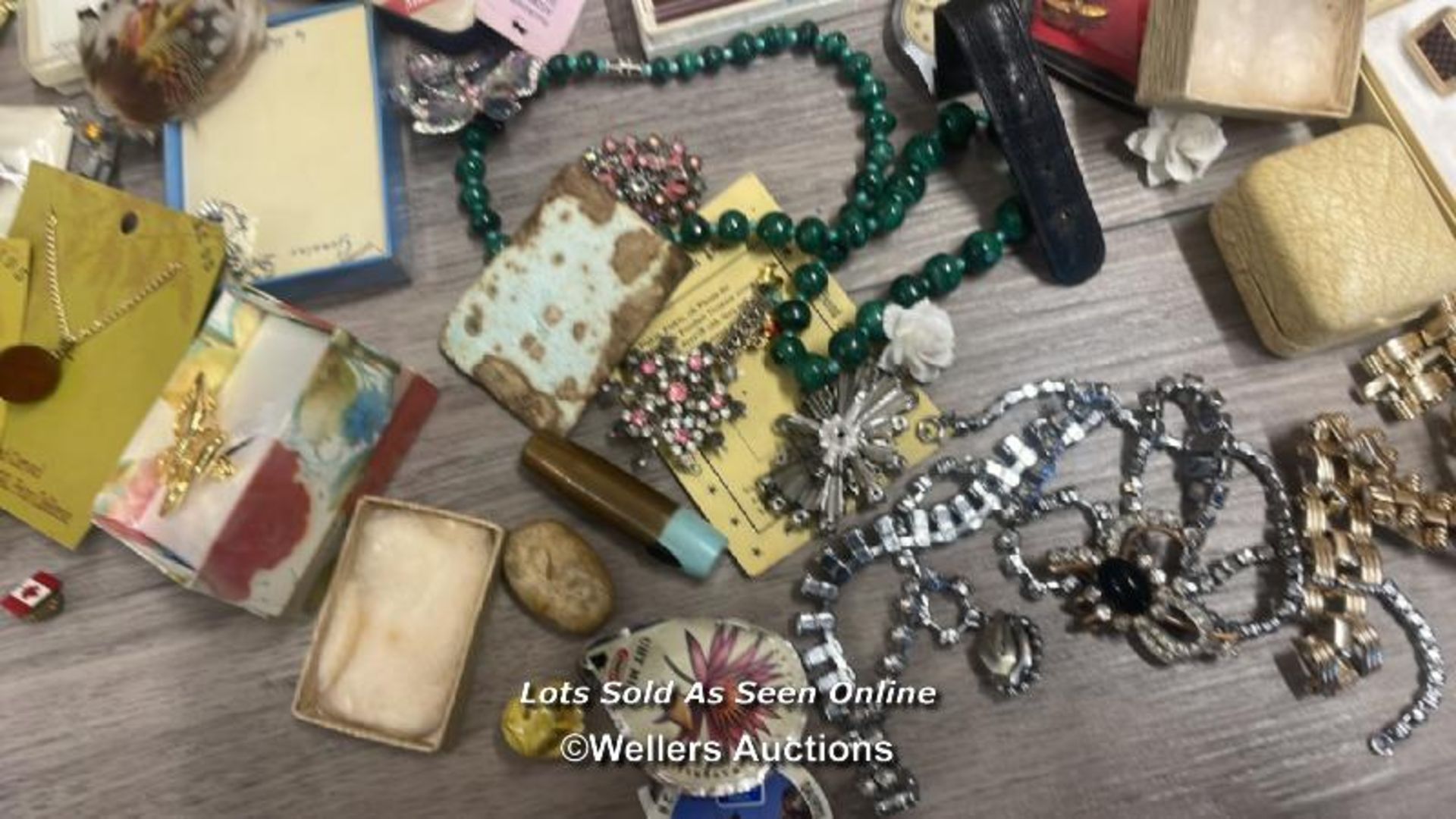 A LARGE QUANTITY OF COSTUME JEWELLERY, COMPACTS AND WATCHES - Image 7 of 12