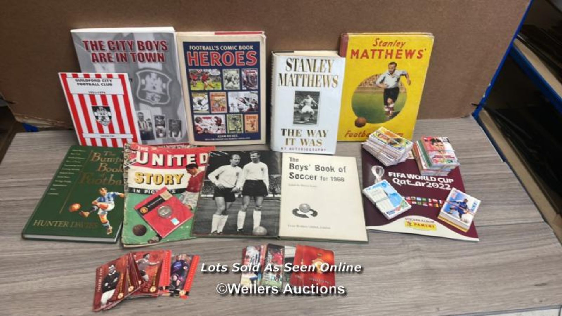 FOOTBALL - A LARGE COLLECTION OF BOOKS, COLLECTABLE CARDS INCLUDING THE BOYS BOOK OF SOCCER 1966,