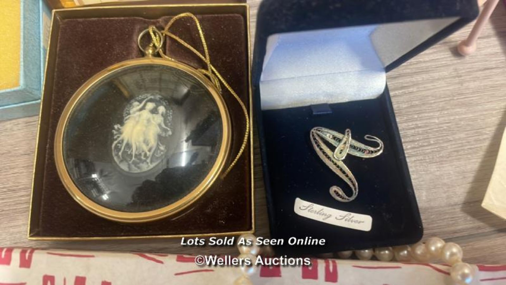 A LARGE QUANTITY OF COSTUME JEWELLERY, COMPACTS AND WATCHES - Image 10 of 12