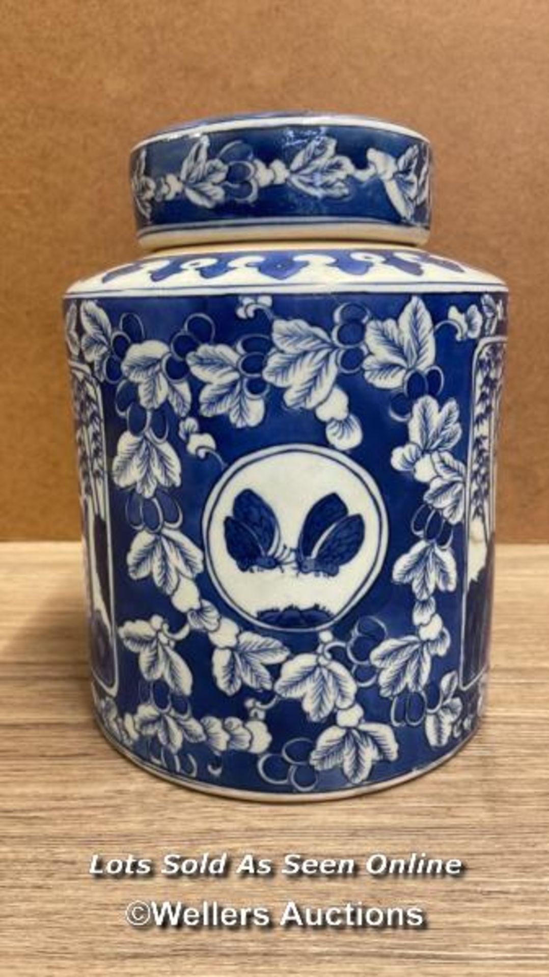 A CHINESE BLUE & WHITE JAR WITH LID, MAKERS STAMP AT THE BASE, VERY GOOD CONDITION. 21CM HIGH ( - Image 2 of 10