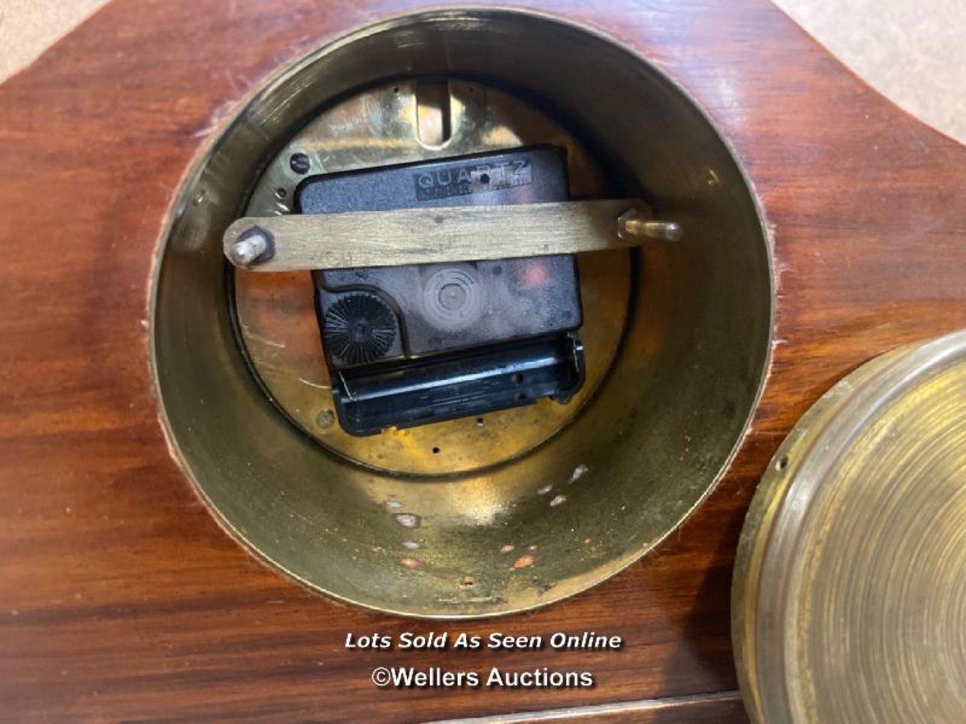 SMALL ANTIQUE MANTLE CLOCK CONVERTED TO BATTERY POWER, 15.5CM HIGH - Image 3 of 3