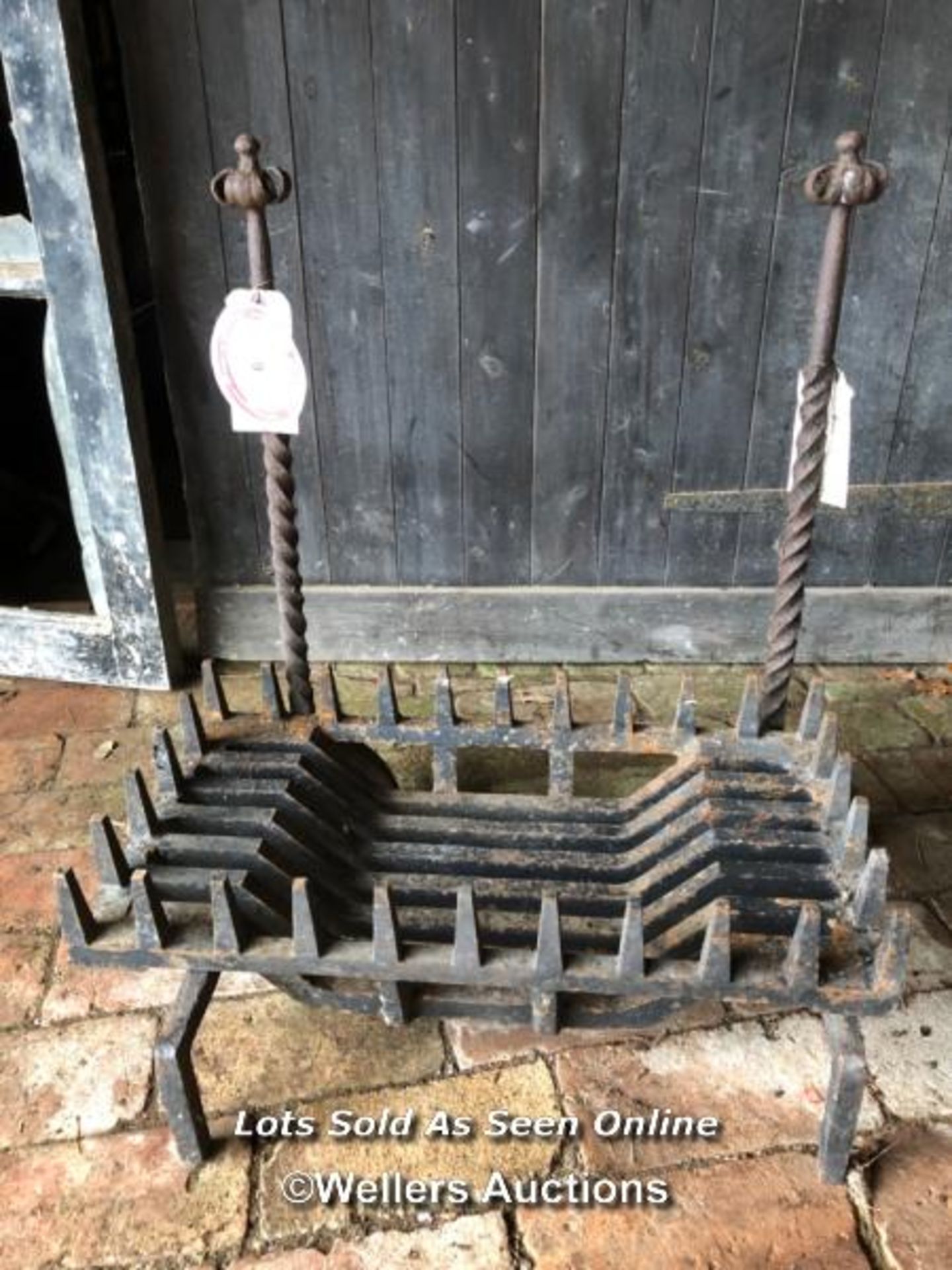 *PAIR OF WROUGHT IRON FIRE DOGS & CAST IRON LOG GRATE, 67CM (H) X 70CM (W) X 44CM (D) / ITEM