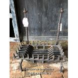 *PAIR OF WROUGHT IRON FIRE DOGS & CAST IRON LOG GRATE, 67CM (H) X 70CM (W) X 44CM (D) / ITEM