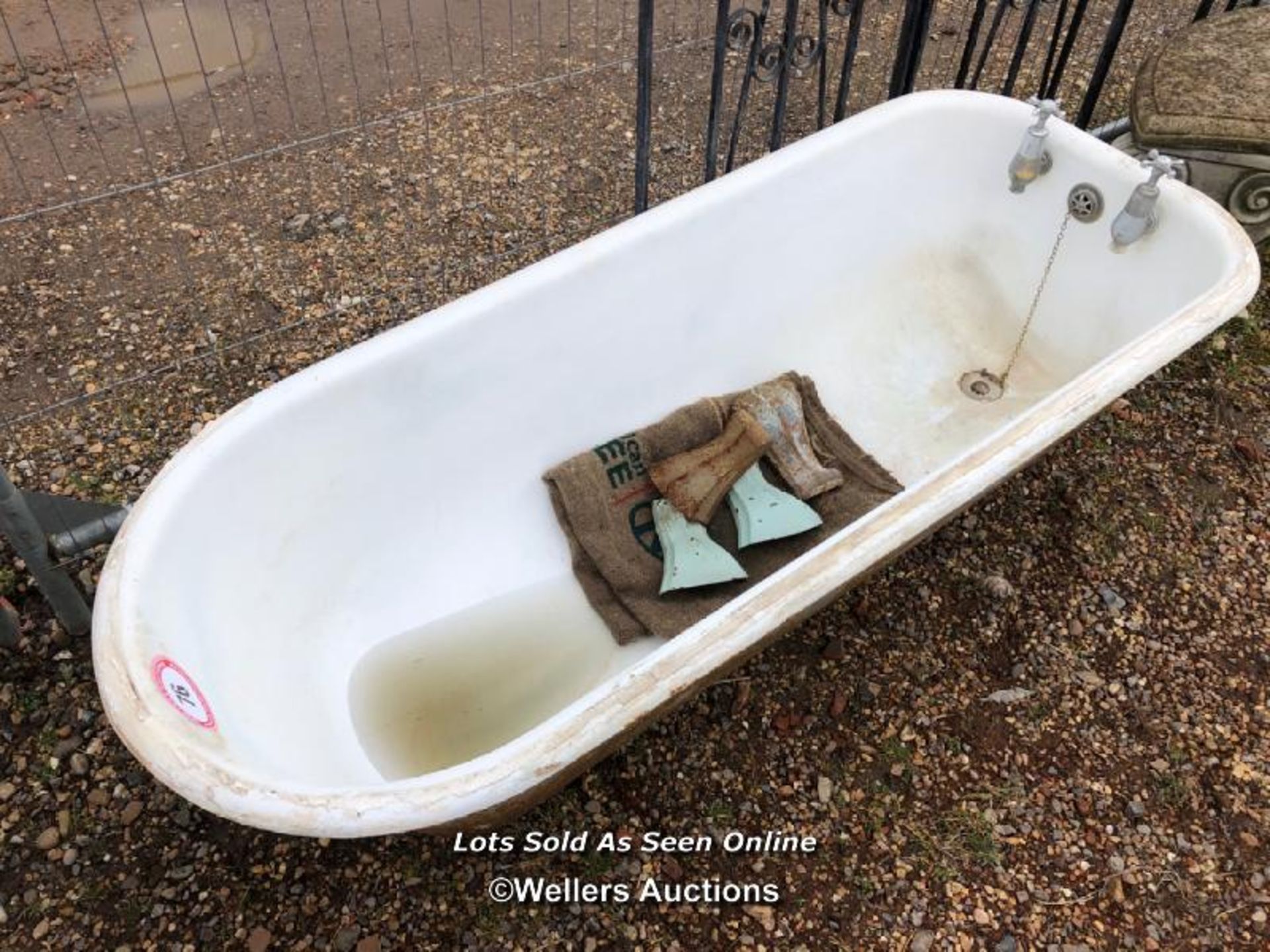 VICTORIAN ROLL TOP BATH TUB, WITH CHROME TAPS & LEAD PIPES, INCL. 4X FEET / ITEM LOCATION: HP22,