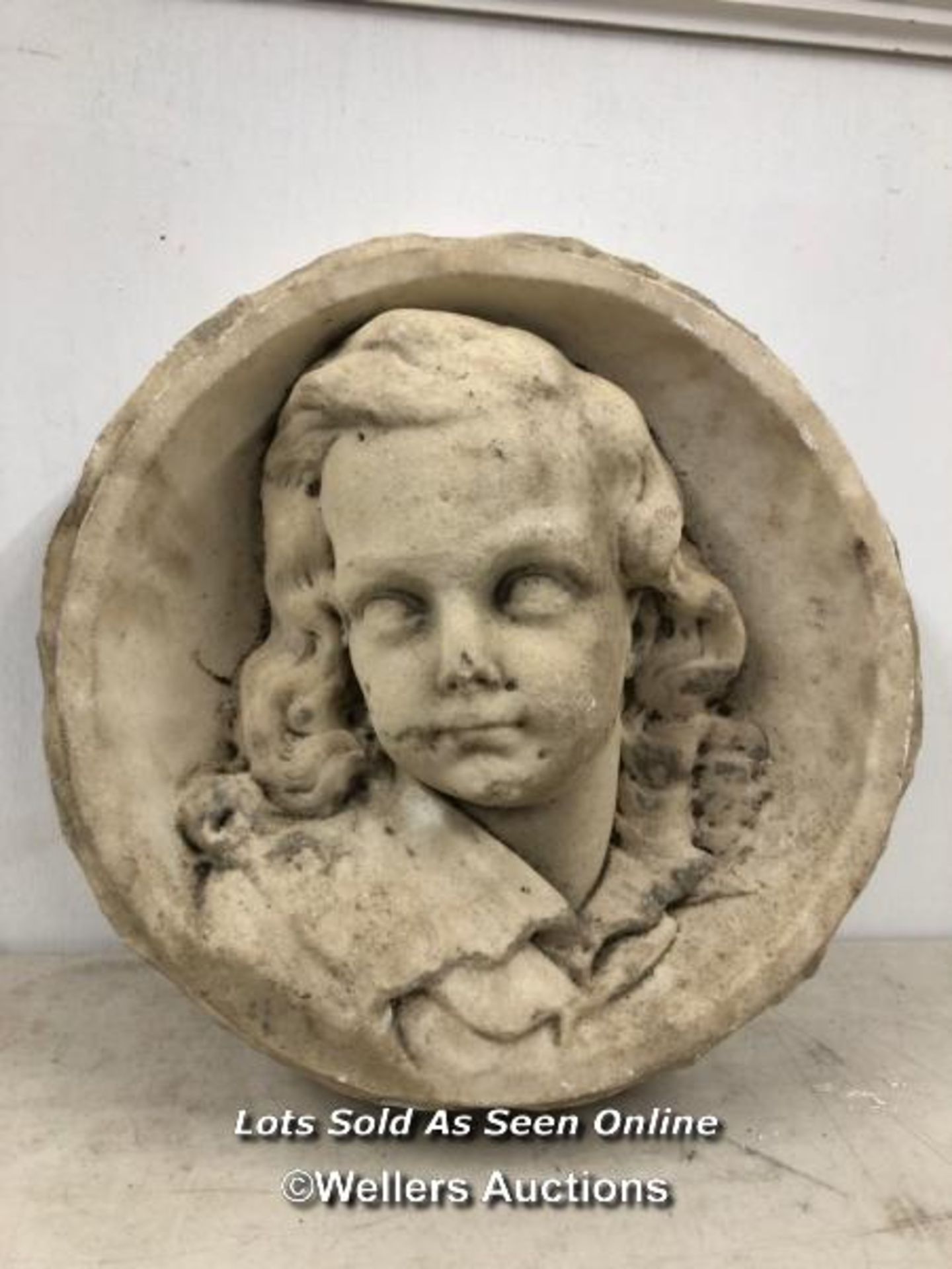 STONE WALL PIECE DEPICTING YOUNG LADY^ 38CM (DIA) X 9CM (D) / ITEM LOCATION: GUILDFORD^ GU14SJ (