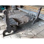 *PAIR OF ANCIENT FIRE DOGS & CAST IRON LOG GRATE, 43CM (H) X 90CM (W) X 40CM (D) / ITEM LOCATION: