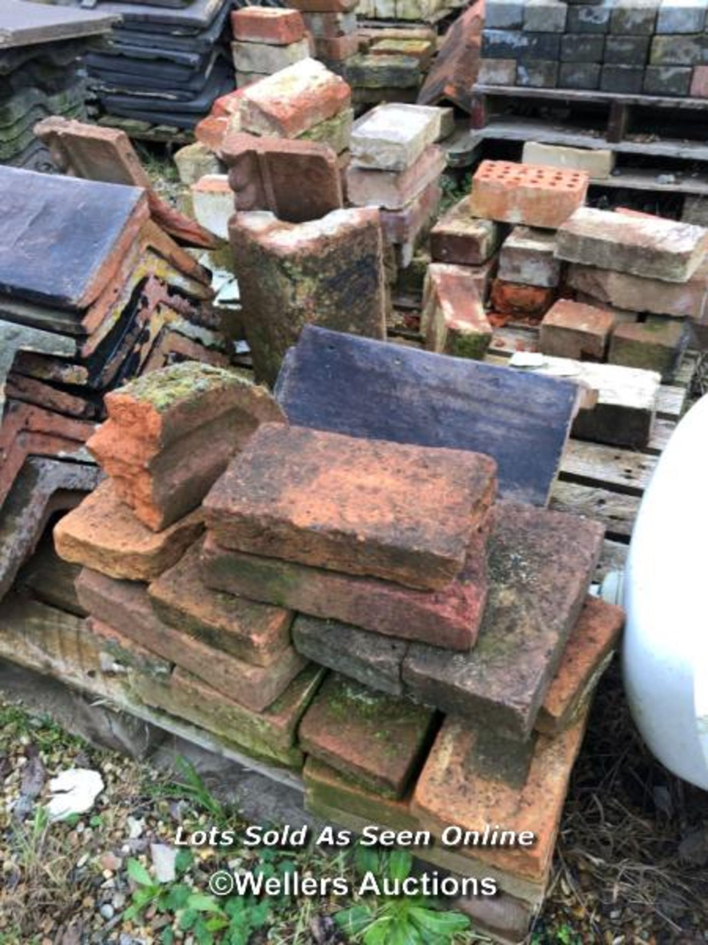 PALLET OF MIXED ROOF TILES & BRICKS / ITEM LOCATION: HP22, FULL ADDRESS WILL BE GIVEN TO - Image 3 of 3