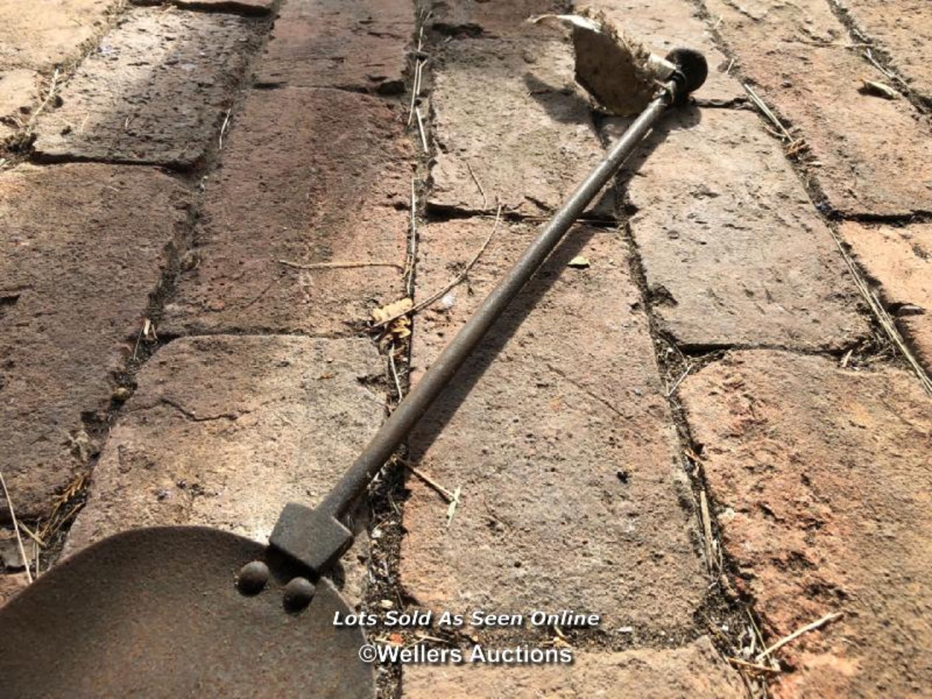 *ORNAMENTAL IRON COAL SHOVEL, 62CM (L) / ITEM LOCATION: GU8, FULL ADDRESS WILL BE GIVEN TO - Image 3 of 3