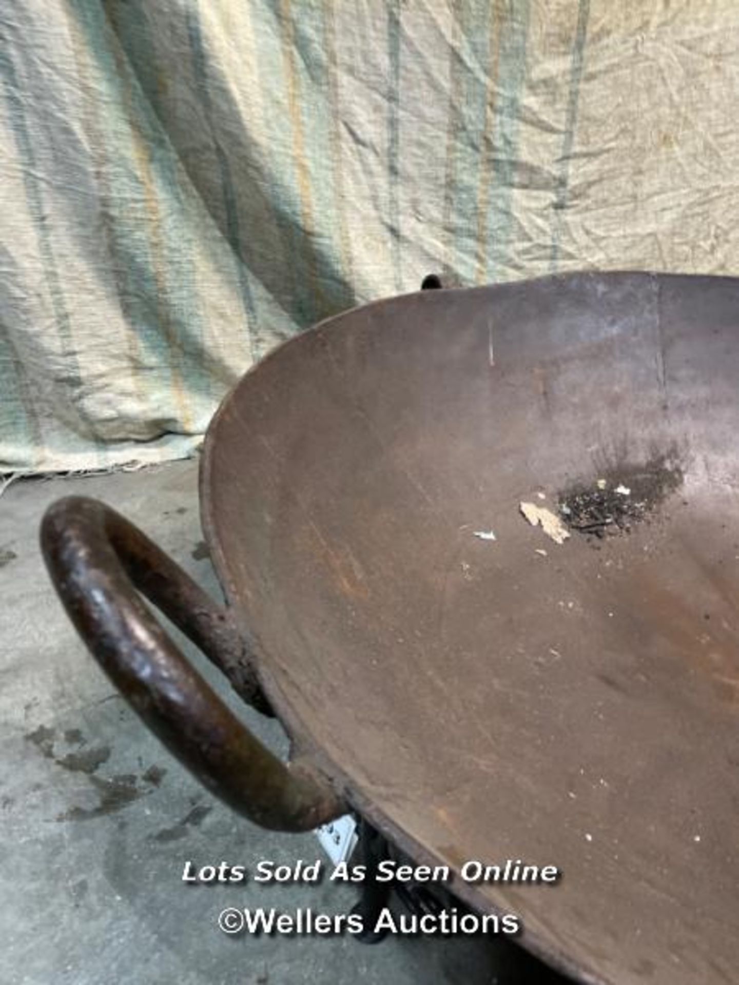 *HUGE KADAI WITH STAND - 100CM DIA X 30CM H / ITEM LOCATION: GUILDFORD, GU14SJ (WELLERS AUCTIONS), - Image 2 of 4