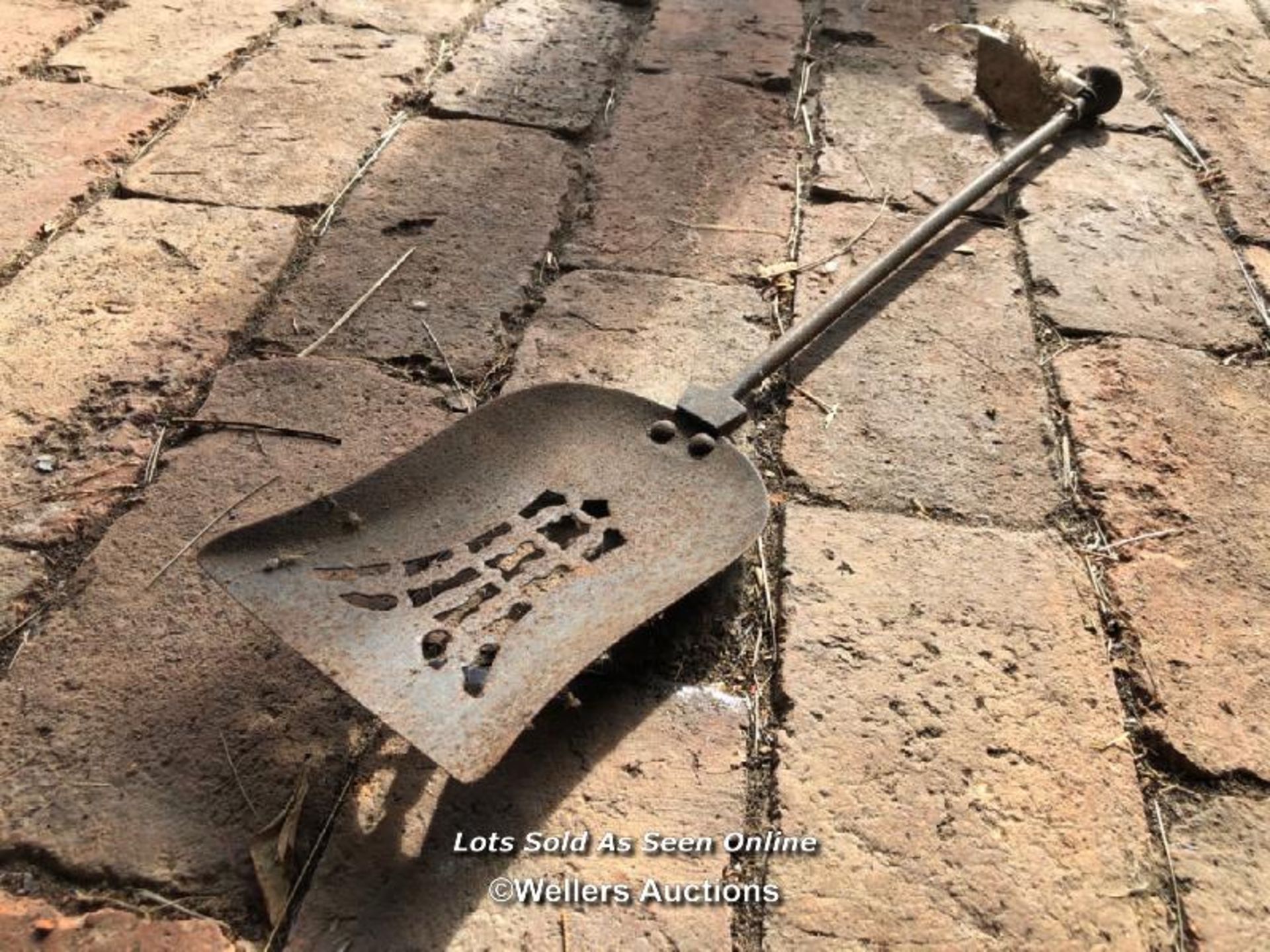 *ORNAMENTAL IRON COAL SHOVEL, 62CM (L) / ITEM LOCATION: GU8, FULL ADDRESS WILL BE GIVEN TO