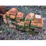 APPROX. 30X TERRACOTTA WINDOW SILL COPINGS, INCL. SOME CORNER PARTS / ITEM LOCATION: HP22, FULL