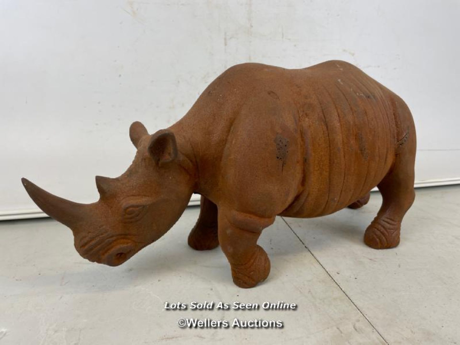 *HEAVY CAST IRON RHINO - 47CM L X 27CM H / ITEM LOCATION: GUILDFORD, GU14SJ (WELLERS AUCTIONS),