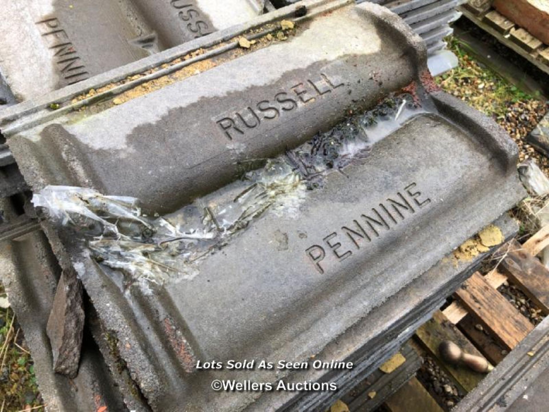 PALLET OF APPROX. 45X RUSSELL PENNINE ROOF TILES / ITEM LOCATION: HP22, FULL ADDRESS WILL BE GIVEN - Image 2 of 2