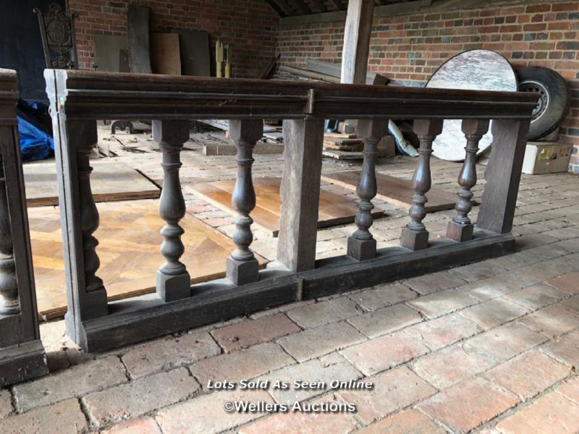 *OAK BALUSTRADE, RECLAIMED FROM CHURCH, WITH 2X HINGED GATES IN CENTRAL SECTION, 1X SECTION IS - Image 3 of 4