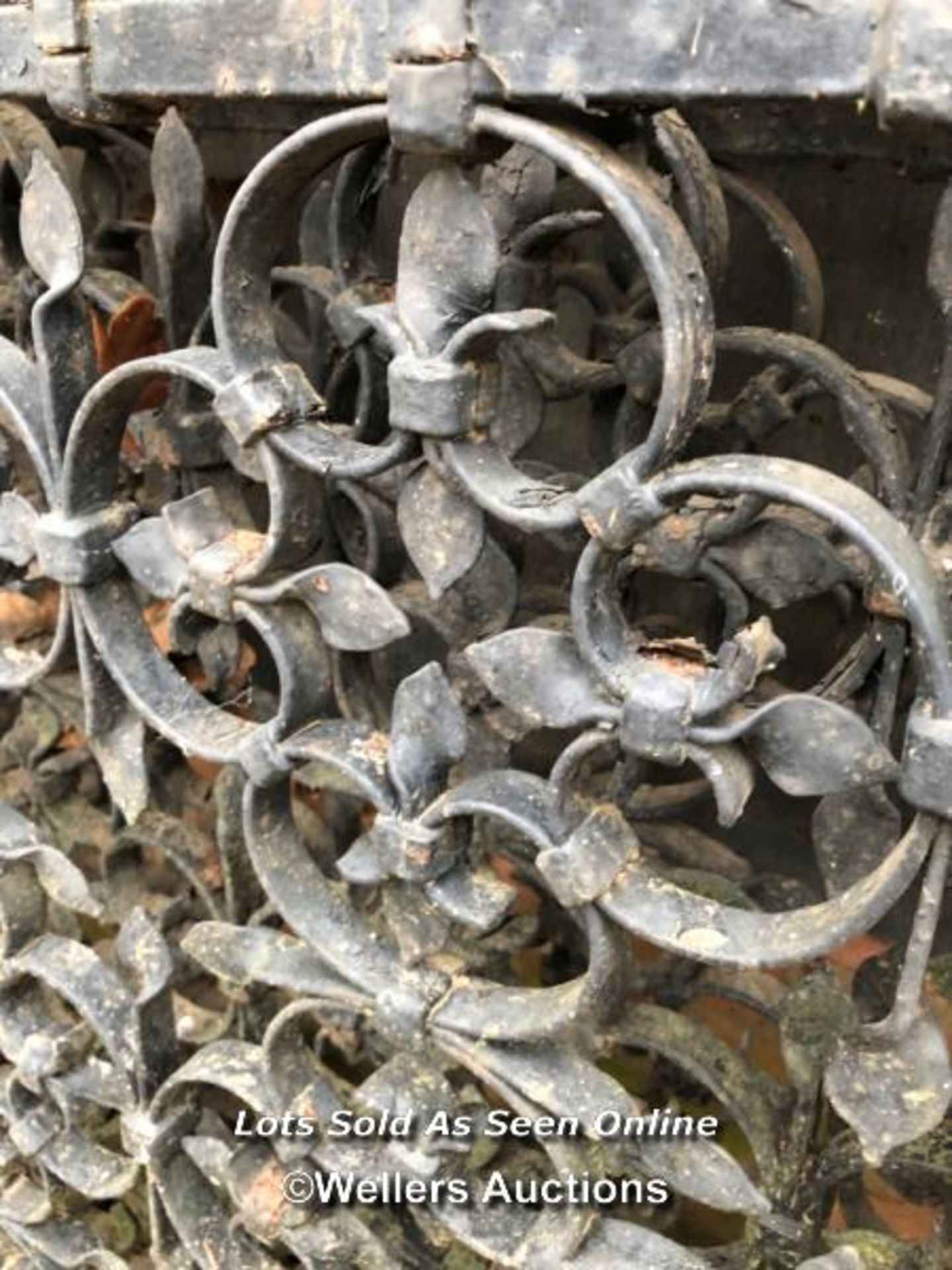 *PAIR OF INTRICATE WROUGHT IRON GATES, 135CM (H) X 153CM (W) / ITEM LOCATION: GU8, FULL ADDRESS WILL - Image 4 of 4