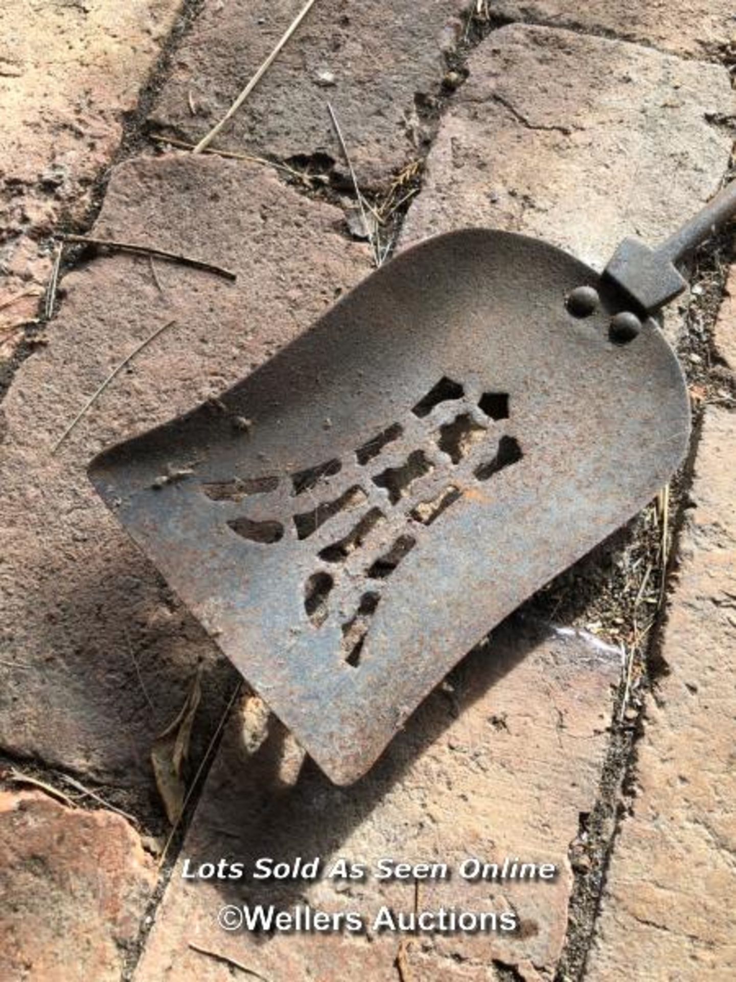 *ORNAMENTAL IRON COAL SHOVEL, 62CM (L) / ITEM LOCATION: GU8, FULL ADDRESS WILL BE GIVEN TO - Image 2 of 3