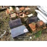 PALLET OF MIXED ROOF TILES & BRICKS / ITEM LOCATION: HP22, FULL ADDRESS WILL BE GIVEN TO