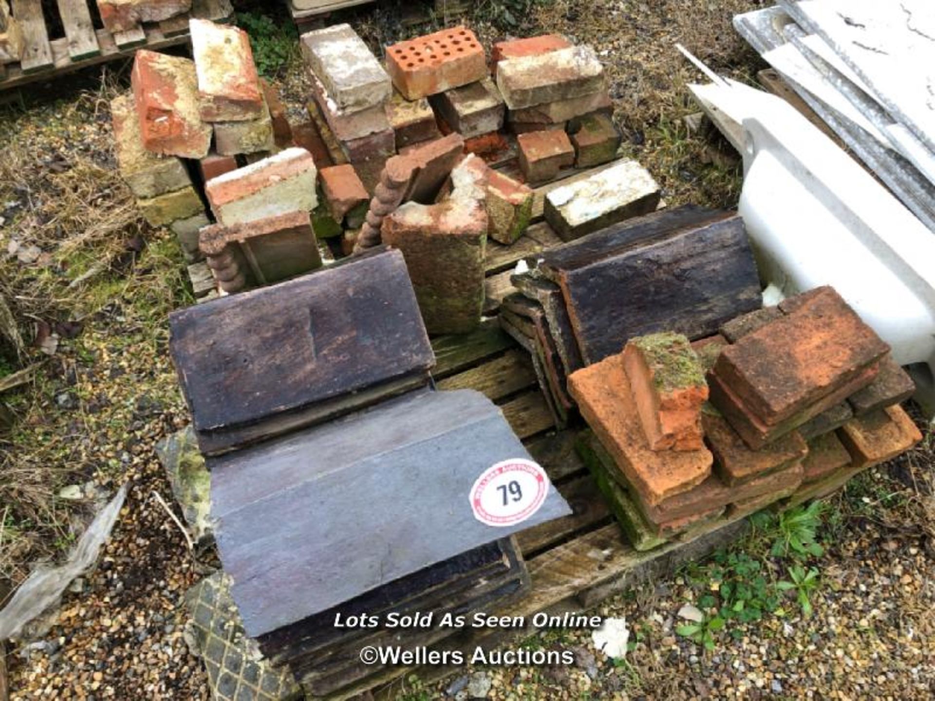 PALLET OF MIXED ROOF TILES & BRICKS / ITEM LOCATION: HP22, FULL ADDRESS WILL BE GIVEN TO