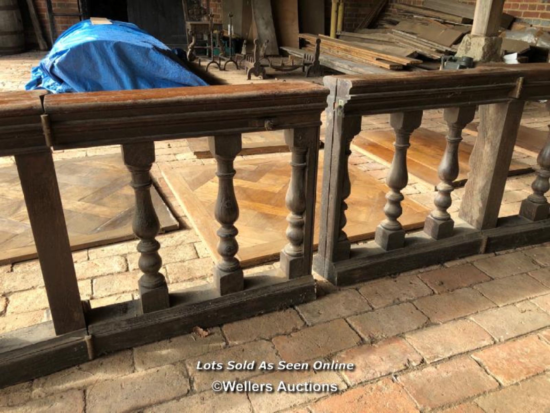 *OAK BALUSTRADE, RECLAIMED FROM CHURCH, WITH 2X HINGED GATES IN CENTRAL SECTION, 1X SECTION IS - Image 4 of 4