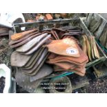 CRATE OF APPROX. 100X TERRACOTTA ROOF TILES, TILE DIMENSIONS 26CM X 35CM / ITEM LOCATION: HP22, FULL