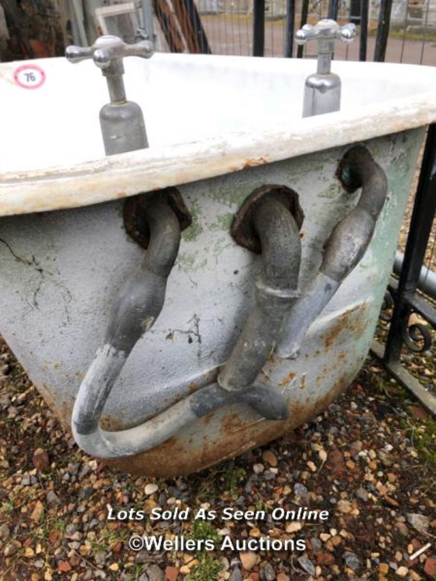 VICTORIAN ROLL TOP BATH TUB, WITH CHROME TAPS & LEAD PIPES, INCL. 4X FEET / ITEM LOCATION: HP22, - Image 3 of 4