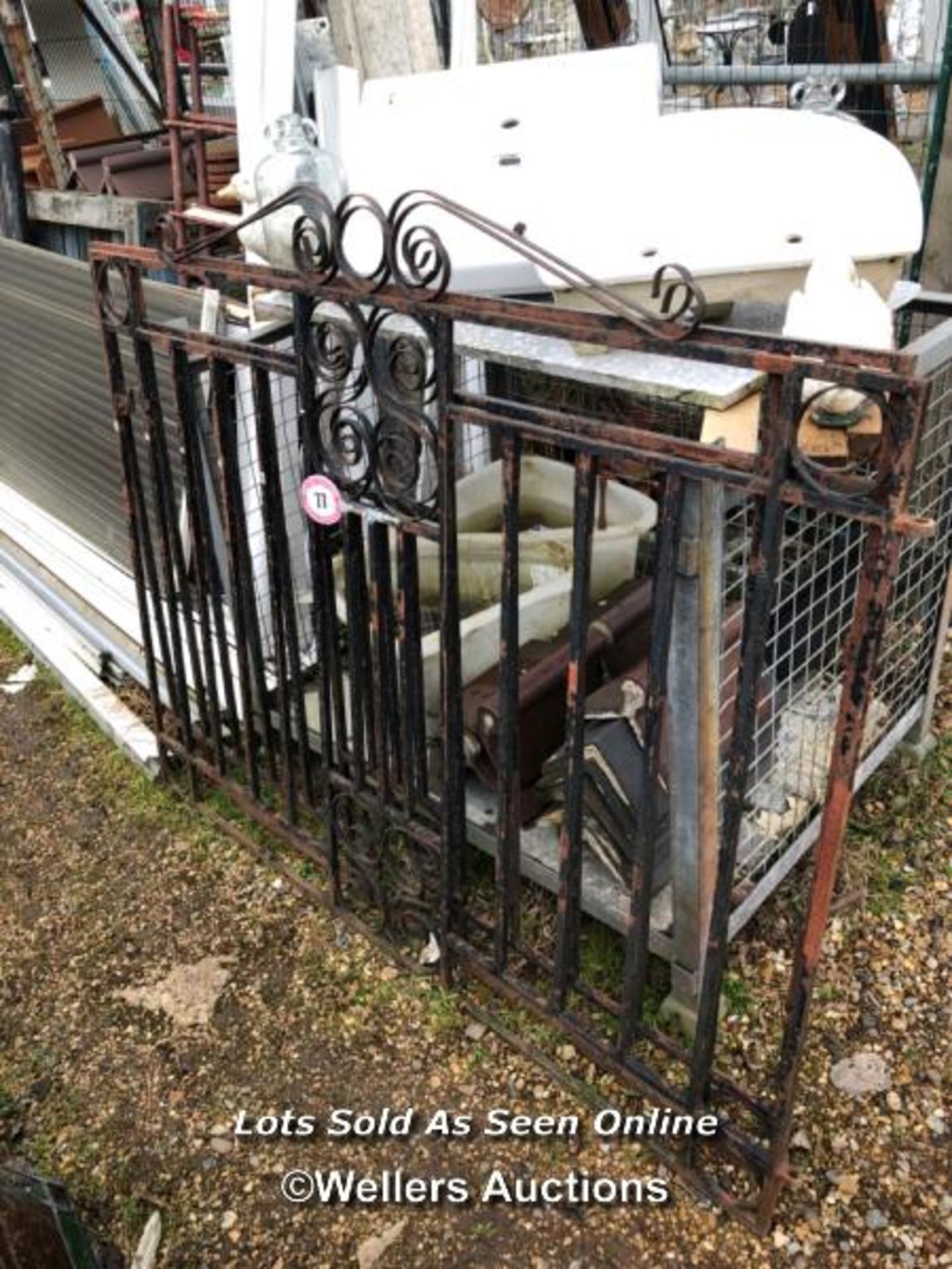 PAIR OF HEAVY ORNATE METAL GATES, 137CM (H) X 166CM (W) X 2CM (D) / ITEM LOCATION: HP22, FULL