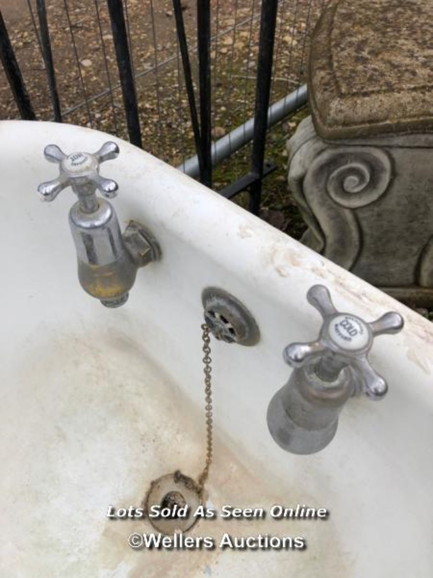 VICTORIAN ROLL TOP BATH TUB, WITH CHROME TAPS & LEAD PIPES, INCL. 4X FEET / ITEM LOCATION: HP22, - Image 2 of 4