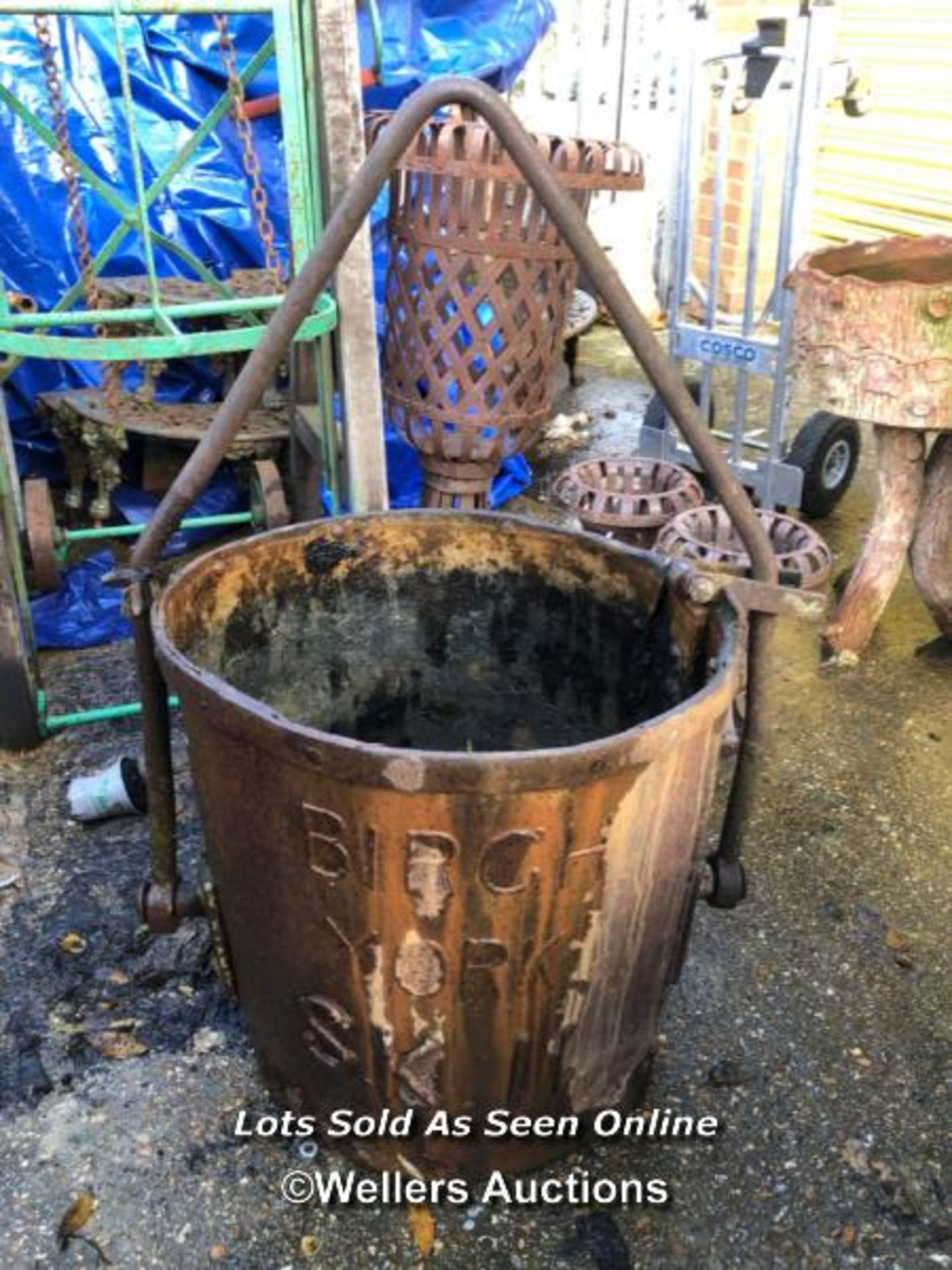 *HEAVY VICTORIAN CAST IRON FOUNDARY BUCKET, BIRCH OF YORK SK2, 1M (H) INC. HANDLE X 55CM (DIA) /