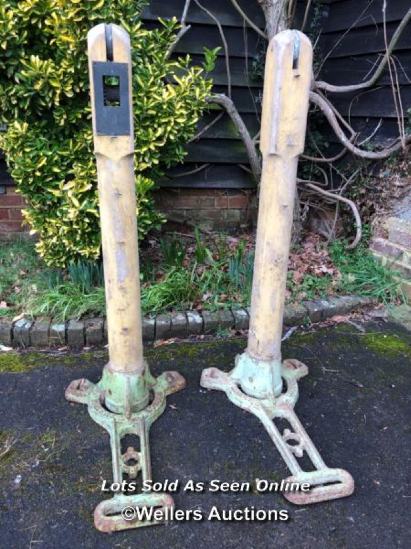*PAIR OF EDWARDIAN SLAZENGER LAWN TENNIS NET POSTS, WOODEN POST AND CAST IRON BASE, UNRESTORED AND - Image 7 of 7