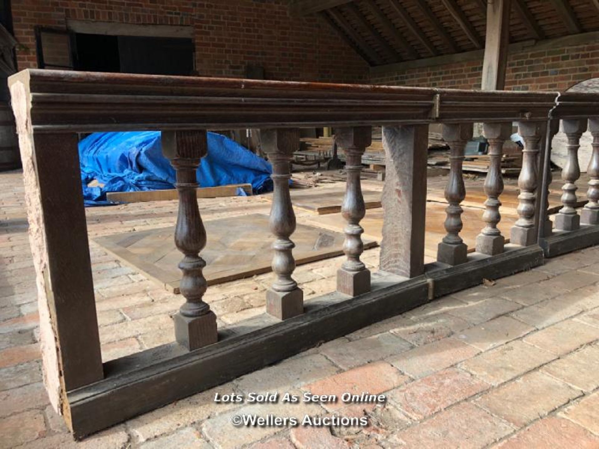 *OAK BALUSTRADE, RECLAIMED FROM CHURCH, WITH 2X HINGED GATES IN CENTRAL SECTION, 1X SECTION IS - Image 2 of 4